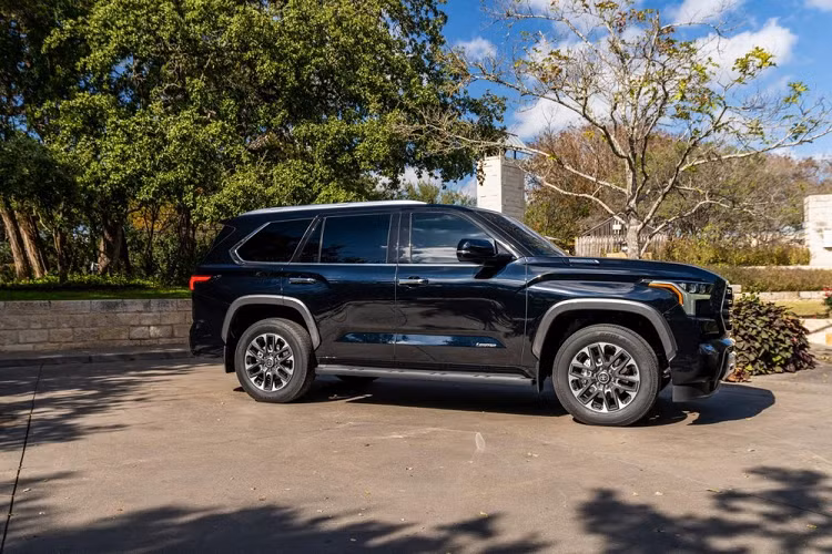 Ra đời từ năm 2000, Toyota Sequoia là dòng SUV cỡ lớn của thương hiệu "thiện lành". Tuy nhiên, tại thị trường Mỹ, Toyota Sequoia thường xuyên bị những đối thủ nội địa như Chevrolet Tahoe, GMC Yukon, Ford Expedition và Jeep Wagoneer "đè bẹp". Để tăng khả năng cạnh tranh, hãng Toyota ra mắt Sequoia thế hệ thứ 3 với những thay đổi lấy cảm hứng từ mẫu xe bán tải cỡ lớn Tundra 2022.