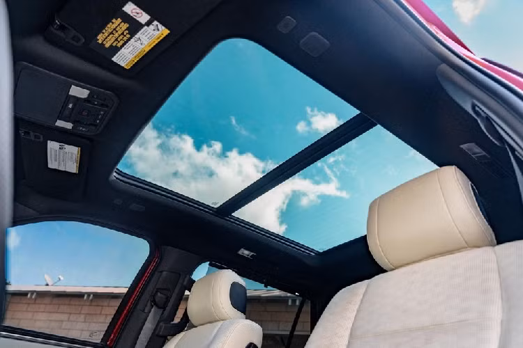 Hiện hãng Toyota chưa công bố thông tin chi tiết về trang bị nội thất của mẫu SUV cỡ lớn này. Chỉ biết rằng, bản SR5 tiêu chuẩn của xe sẽ có bảng đồng hồ kỹ thuật số với màn hình 12,3 inch và màn hình cảm ứng 8 inch, phục vụ hệ thống thông tin giải trí Toyota Audio Multimedia. Thêm vào đó là tính năng ra lệnh bằng giọng nói dạng trợ lý ảo với câu lệnh “Hey Toyota” và hệ thống định vị dựa trên đám mây.