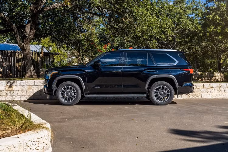 Cao cấp nhất là bản Capstone, tương tự Toyota Tundra 2022. Bản Capstone này có bệ bước chân chỉnh điện dưới cửa, những chi tiết ốp mạ crôm sang trọng hơn và vành 22 inch riêng. Bên trong bản này sẽ xuất hiện ghế bọc da semi-aniline phối 2 màu, những chi ốp gỗ American Walnut, logo Capstone phát sáng trên mặt táp-lô và kính cửa sổ trước cách âm. Hiện giá xe Toyota Sequoia 2022 tại thị trường Mỹ vẫn chưa được công bố.