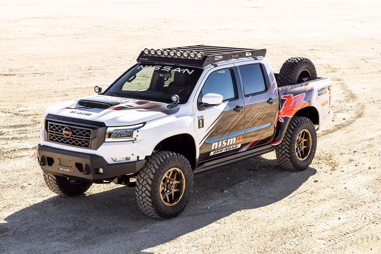 Một số chi tiết đã được lắp đặt trên mẫu xe Nissan Nismo Off Road Frontier V8 SEMA, bao gồm bộ mâm xe 18 x 9 inch, giá nóc Nismo và hệ thống đèn LED tăng cường.