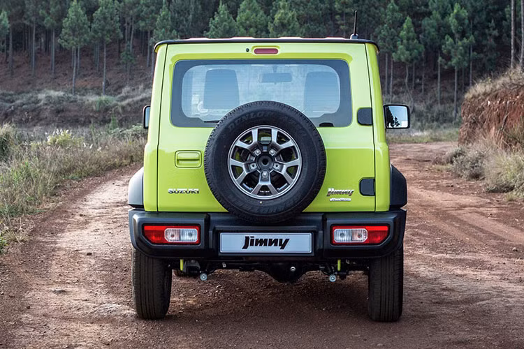 Đằng sau, Suzuki Jimny bản 5 cửa được sẽ vẫn được trang bị cửa cốp với bản lề nằm ở một bên và lắp cả lốp dự phòng. Trên cửa cốp còn có logo "Jimny" thay vì cái tên khác như tin đồn. Trong khi đó, đèn hậu của xe được đặt trên cản sau.