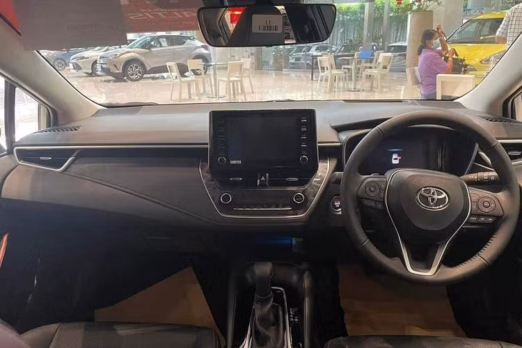 Ở bên sườn, Toyota Corolla Altis GR-S 2022 cũng có một số chi tiết ngoại thất riêng như ốp gương chiếu hậu màu đen bóng, cánh lướt gió và bộ vành hợp kim 17 inch mới với thiết kế đa chấu, sơn 2 màu. Trong khi đó, phía sau xe có thêm bộ khuếch tán gió và logo "GR" mới. Cũng như ngoại thất, nội thất của Toyota Corolla Altis GR-S 2022 được thay đổi nhẹ về thiết kế với ghế bọc da phối 2 màu đen - đỏ và khâu chỉ đỏ.