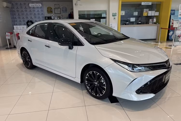 Đặc biệt, hãng Toyota còn trang bị hệ thống treo thể thao với lò xo trụ, giảm xóc và thanh cân bằng phía sau mới cho mẫu xe này nhằm mang đến cảm giác lái khác biệt. Là phiên bản cao cấp của dòng Toyota Corolla Altis 2022 nên đương nhiên GR-S cũng không thể thiếu gói công nghệ an toàn chủ động Toyota Safety Sense, bao gồm hệ thống cảnh báo tiền va chạm, cảnh báo lệch làn đường tích hợp hỗ trợ đánh lái, hệ thống kiểm soát hành trình ở mọi dải tốc độ, hỗ trợ bám làn đường và đèn pha tự động.