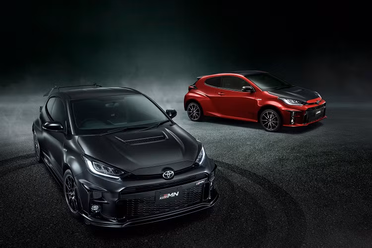 Chiếc hot hatch chỉ được bán ra tại thị trường Nhật Bản với số lượng sản xuất giới hạn 500 xe trên toàn quốc. Toyota GRMN Yaris 2022 mới nhận được một số nâng cấp so với GR Yaris tiêu chuẩn và được cung cấp 2 gói trang bị tùy chọn là Circuit Package và Rally Package.