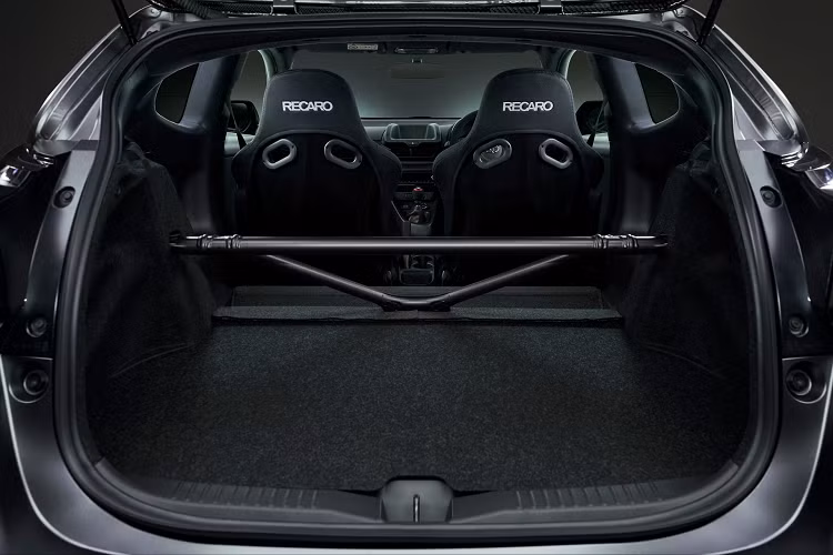 Cung cấp sức mạnh cho mẫu xe hothatch Toyota GRMN Yaris là động cơ tăng áp 1.6L, 3 xi-lanh sản sinh công suất tối đa 268 mã lực và mô-men xoắn cực đại 390 Nm, tăng nhẹ so với mức 370 Nm của mẫu GR Yaris thông thường. GRMN Yaris được trang bị bộ vi sai chống trượt ở cả phía trước và phía sau.
