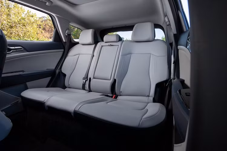 Ngoài động cơ tiết kiệm xăng, Kia Sportage 2022 còn sở hữu thiết kế ngoại thất táo bạo. Chính thức ra mắt vào hồi tháng 7 năm ngoái, mẫu xe này được áp dụng ngôn ngữ thiết kế Opposites United mới của hãng Kia, tương tự ô tô điện EV6.