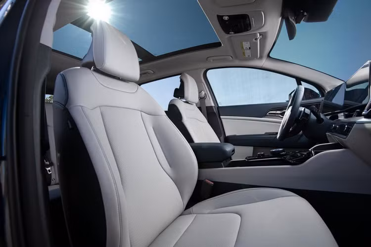 Với sức mạnh kể trên, Kia Sportage 2022 vượt trội đáng kể so với các đối thủ cùng phân khúc như Honda CR-V, Mazda CX-5 hay Hyundai Tucson. Không chỉ mạnh mẽ, mẫu SUV cỡ C này còn tiết kiệm xăng với mức tiêu thụ trung bình chỉ 5,9 lít/100 km.