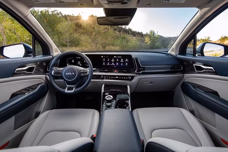 Theo công bố của THACO, Kia Sportage 2022 tại Việt Nam sẽ được trang bị hệ truyền động hybrid tiết kiệm xăng. Hệ truyền động này bao gồm máy xăng Smartstream 4 xi-lanh, tăng áp, dung tích 1.6L, mô-tơ điện 59 mã lực, cụm pin lithium-ion polymer 1,49 kWh và hộp số tự động 6 cấp. Nhờ đó, xe sở hữu công suất tổng cộng 230 mã lực và mô-men xoắn cực đại 349 Nm.