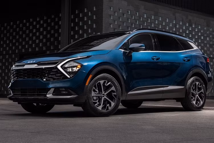 Hiện giá bán của Kia Sportage 2022 tại Việt Nam vẫn chưa được hé lộ. Tuy nhiên, nhân viên tư vấn bán hàng cho biết Kia Sportage 2022 sẽ có giá ngang ngửa với Hyundai Tucson. Như vậy, mẫu xe này dự kiến sẽ có giá dao động trong khoảng từ 800 triệu đến 1 tỷ đồng.
