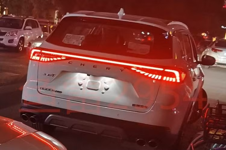 Không chỉ thay đổi thiết kế, Chery Tiggo 8 Pro dành cho Trung Quốc còn dài hơn 23 mm so với phiên bản quốc tế. Cụ thể, xe sở hữu chiều dài 4.745 mm, chiều rộng 1.860 mm, chiều cao 1.745 mm và chiều dài cơ sở 2.710 mm. Bên trong Chery Tiggo 8 Pro dành cho Trung Quốc là không gian nội thất hiện đại hơn phiên bản quốc tế.