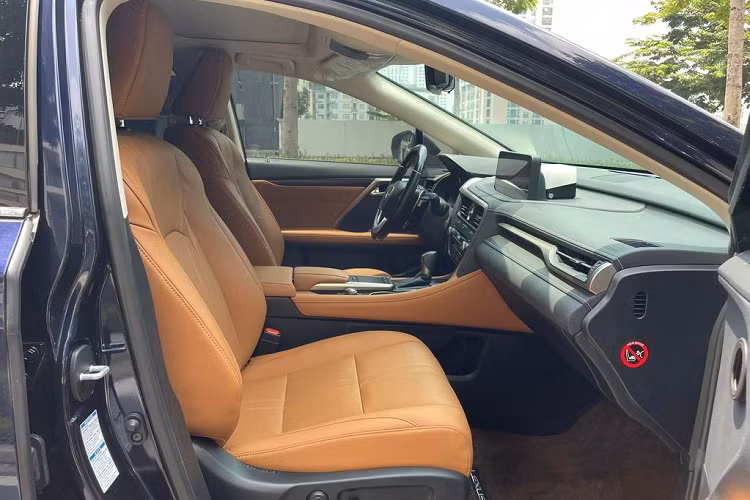 Tổng thể Lexus RX300 tại Việt Nam mang đến cái nhìn thể thao và khoẻ khoắn. Ngôn ngữ thiết kế L-Finesse được thực hiện triệt để trên phía đầu xe với cụm lưới tản nhiệt hình con suốt đặc trưng cỡ lớn, gấp lại tại vị trí Logo.
