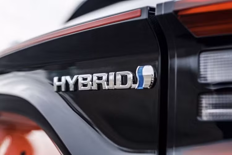Về tuyền động, động cơ diesel 2.8L dòng GD có thể hoạt động song song với động cơ điện và pin để tạo thành một hệ thống hybrid với khả năng tiết kiệm nhiên liệu tốt hơn và giảm lượng khí phát thải ra môi trường.