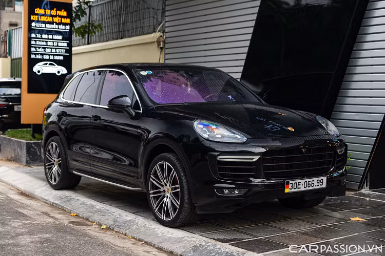  Giá xe Porsche Cayenne S đời 2016 được chào này là 3,6 tỷ đồng. Xe mang biển số Hà Nội khá đẹp và đã lăn bánh hơn 66.000 km. Porsche Cayenne nằm trong phân khúc xe SUV thể thao hạng sang có 5 chỗ ngồi. Kích thước tổng thể dài x rộng x cao của xe tương ứng là 4.855 x 1.939 x 1.705 (mm), chiều dài cơ sở của xe đạt 2.895.
