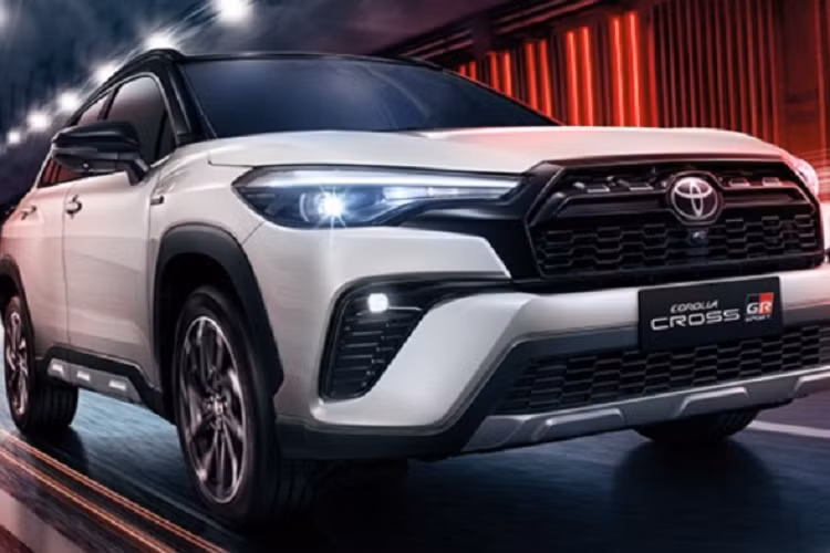  Toyota Corolla Cross 1.8 Sport Plus 2023 mới sẽ bổ sung thêm những trang bị như đèn pha LED dạng projector, đèn hậu LED, lưới tản nhiệt màu đen bóng và viền cửa sổ mạ crôm. Ngoài ra, các trang bị và thiết kế của xe vẫn không thay đổi quá nhiều.