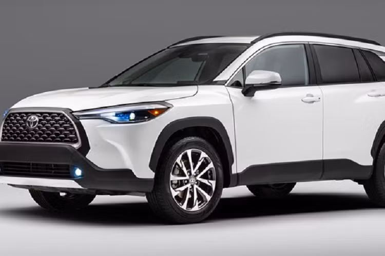 Thứ hai là hệ truyền động hybrid, bao gồm máy xăng Atkinson Cycle 4 xi-lanh, dung tích 1.8L, tạo ra công suất tối đa 98 mã lực và mô-men xoắn cực đại 142 m. Động cơ này đi với mô-tơ điện mạnh 72 mã lực và 163 Nm cùng cụm pin Ni-MH, tạo ra công suất tổng cộng 122 mã lực. Ở bản hybrid này xe dùng hộp số tự động E-CVT và hệ dẫn động cầu trước.