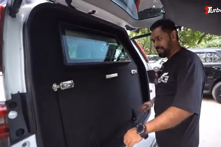 Chưa hết, chiếc Toyota Fortuner Legender còn được trang bị tấm ốp bằng thép dày bên dưới gầm để chống các thiết bị nổ. Dự kiến, chiếc xe này có thể chống được sức công phá của lựu đạn. Tuy nhiên, chiếc Toyota Fortuner Legender bọc thép chống đạn này có một điểm yếu, đó là phần nóc. Theo đó, phần nóc không được gia cố bằng thép nên có thể trở thành "gót chân Asin" của chiếc xe.