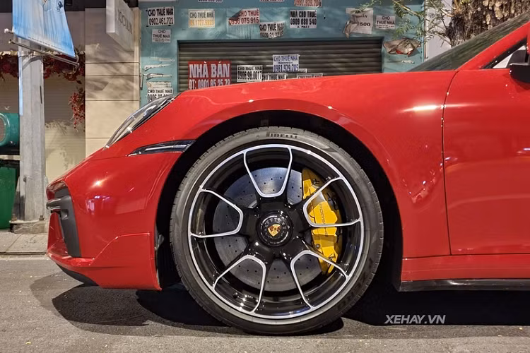 "Trái tim" của Porsche 911 Turbo S 2021 là khối động cơ 3.8L 6 xy-lanh tăng áp kép cho công suất tới 640 mã lực và mô-men xoắn cực đại 800 Nm, kết hợp với hộp số PDK 8 cấp trứ danh và hệ dẫn động 2 cầu.