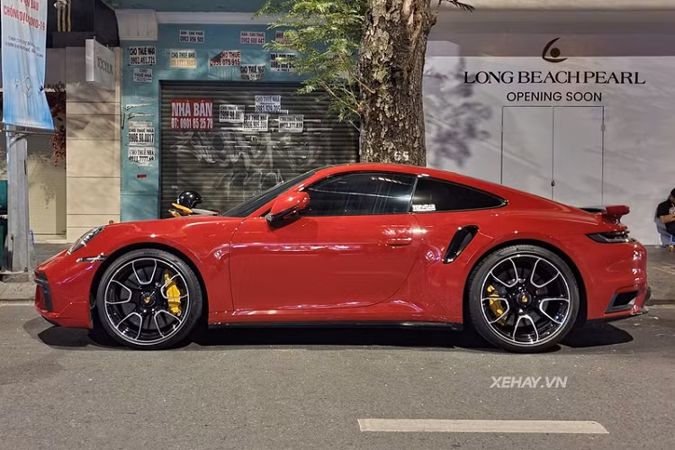 911 Turbo S mới chỉ mất 2,6 giây để tăng tốc từ 0 - 97 km/h, trước khi đạt vận tốc tối đa 330 km/h. Giá xe Porsche 911 Turbo phân phối chính hãng ở nước ta từ 15,43 tỷ đồng. Tuy nhiên, sau khi bổ sung nhiều tùy chọn, giá xe Porsche 911 Turbo thực tế có thể cao hơn rất nhiều.