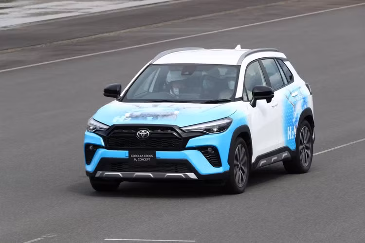 Mặc dù Toyota Corolla Cross bản Hydro vẫn mang bình chứa hydro tương tự chiếc sedan Mirai được Toyota ra mắt trước đó, nhưng thay vì sử dụng pin nhiên liệu biến hydro thành điện như mẫu Mirai thì Toyota lại sử dụng động cơ đốt trong chạy bằng hydro cho mẫu xe mới này.