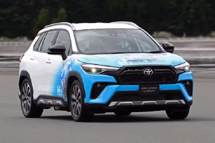 Sau khi đạt được kỳ tích trong một cuộc đua với chiếc Toyota GR Corolla chạy bằng nhiên liệu hydro thì giờ đây nhà sản xuất ôtô Nhật Bản đã mang công nghệ mới này lên một chiếc SUV 5 chỗ, tạo ra một mẫu xe concept mới mang tên hydro Toyota Corolla Cross H2.