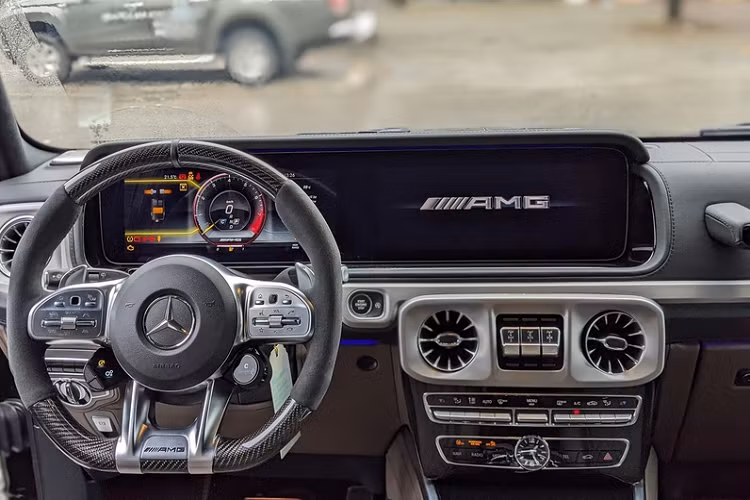 Đối với nội thất, khoang cabin của chiếc SUV được bọc da Nappa phối 2 tông màu nâu lạ mắt, kết hợp nhiều chi tiết bằng sợi carbon để tạo điểm nhấn như phần ốp hai bên ghế trước và vô lăng.