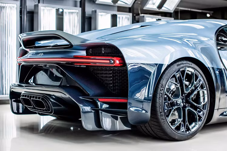 Ghế được bọc da hai màu Gris Rafale và Deep Blue với họa tiết chần bông. Bugatti đã cập nhật bảng điều khiển trung tâm để bao gồm lớp khảm khung anot hóa màu đen để hiển thị logo Profilée.