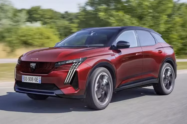 Bên dưới lớp vỏ, Peugeot 3008 2024 sử dụng phiên bản cập nhật của nền tảng EMP2, tập trung vào việc tăng sự thoải mái khi lái xe và có thể làm cho nó linh hoạt hơn trên những con đường ngoằn ngoèo.