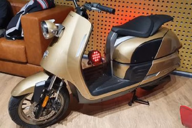 Trong triển lãm EICMA năm ngoái, Kymco đã từng giới thiệu mẫu xe máy điện mang tên S7. Đây cũng chính là mẫu xe máy điện chia sẻ khung gầm với MV Agusta Ampelio. MV Agusta Ampelio sở hữu thiết kế không quá nhỏ gọn, đi kèm sàn đặt chân rộng rãi và yên đủ chỗ cho 2 người ngồi.