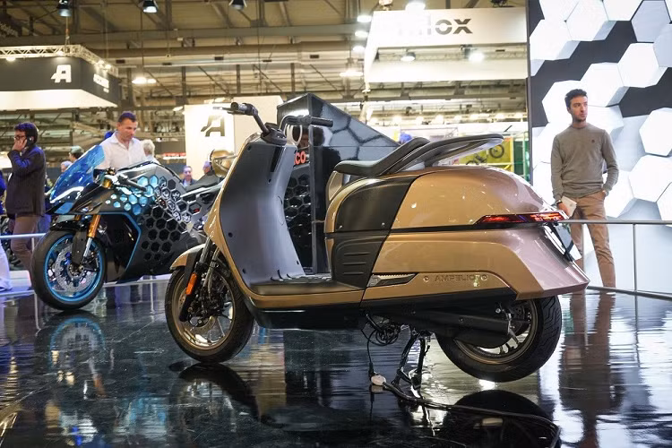 Được gọi bằng cái Ampelio, tân binh nhà MV Agusta lấy cảm hứng thiết kế từ những mẫu scooter trong quá khứ như CGT và Ovunque. Hãng MV Agusta đã thuê nhà thiết kế người Nga Maksim Ponomarev để tái hiện hình ảnh của những mẫu scooter thập niên '70 theo phong cách hiện đại.