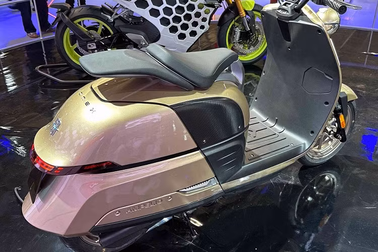 Thêm vào đó là đèn pha hình tròn, gợi liên tưởng đến những mẫu scooter trong thập niên '50. "Trái tim" của MV Agusta Ampelio 2023 là mô-tơ điện có công suất 4,1 kW (khoảng 5,5 mã lực). Mô-tơ điện này kết hợp cùng 2 bộ pin Ionex với dung lượng 1,7 kWh và có thể tháo ra để thay pin thay vì cắm sạc.