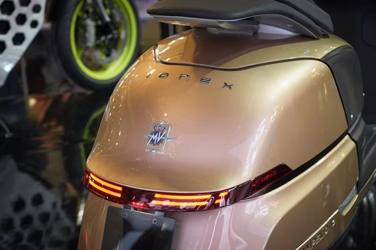 Các nhà thiết kế của MV Agusta cho biết, Ampelio sẽ có 2 chế độ lái là Normal và Sport. Hãng cũng đang cân nhắc việc trang bị hệ thống chống bó cứng phanh ABS cho mẫu xe máy điện này. Hãng MV Agusta hứa hẹn xe sẽ sở hữu khung gầm hiện đại với những tính năng như chìa khóa thông minh và phụ kiện như hộp đựng đồ phía sau.