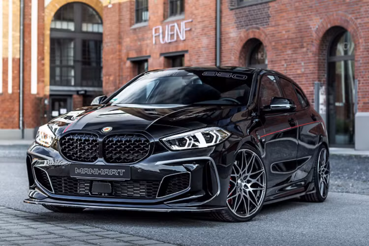 Manhart Performance vừa giới thiệu gói nâng cấp MH1 350 dành cho BMW M135i thế hệ mới. Không chỉ có động cơ mà bên ngoài cũng được thay đổi nhờ bộ bodykit mới.
