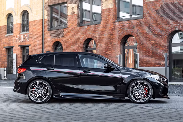 BMW M135i tại Việt Nam hiện vẫn chưa được phân phối chính hãng, trong khi đó đối thủ Mercedes-AMG A35 đã bán ra dưới dạng xe sedan với mức giá gần 2,3 tỷ đồng.