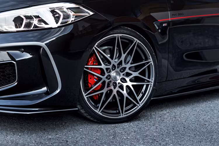 Tuy chưa thể mạnh mẽ như Mercedes-AMG A45 S và Audi RS 3 Sportback, nhưng ít nhất BMW M135i cũng vượt trội hơn Mercedes-AMG A35 (giá gần 2 tỷ đồng ở Việt Nam) và Volkswagen Golf R.