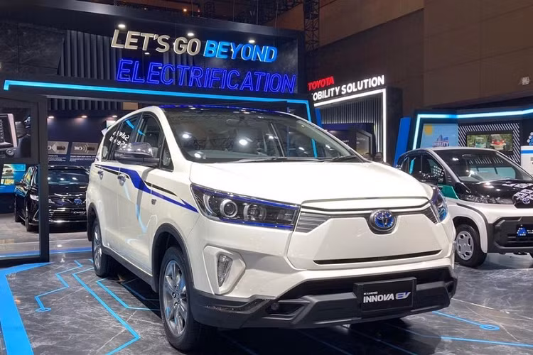 Vào hồi tháng 2 năm nay, tại Indonesia đã xuất hiện tin đồn về việc hãng Toyota chuẩn bị bổ sung phiên bản hybrid mới cho dòng xe Innova. Tuy nhiên, trái với tin đồn này, dòng Toyota Innova 2023 mới lại được bổ sung phiên bản chạy điện.