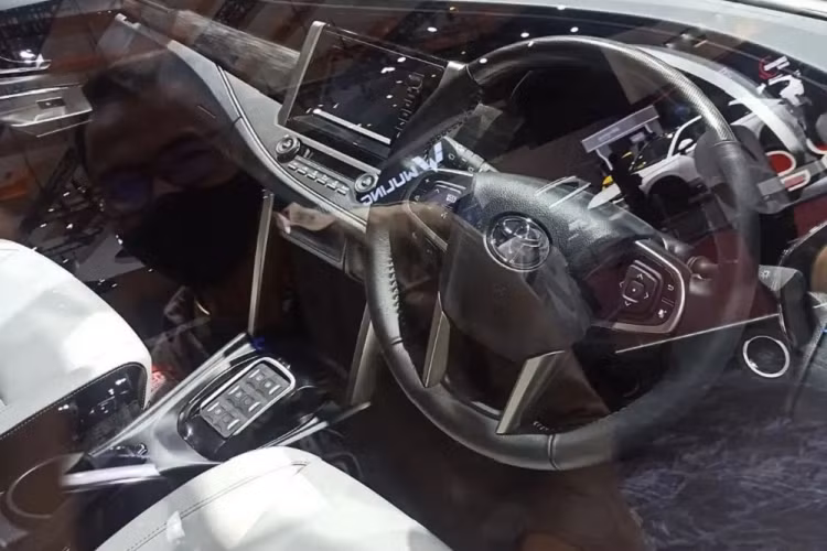 Bên trong Toyota Innova EV là không gian nội thất cũng được thiết kế như bản thường. Hãng Toyota chỉ bổ sung thông tin về pin ở bảng đồng hồ và màn hình trung tâm của xe. Thêm vào đó là logo "Innova EV" ở tựa đầu ghế.