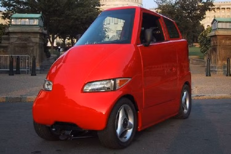 Chưa dừng ở đó, bên trong Tango T600 còn có công tắc để chuyển đổi từ mạch nối tiếp sang mạch song song. Nhờ đó, với cùng điện áp, xe sẽ có cường độ dòng điện lớn gấp đôi. Nằm bên dưới gầm xe là ắc quy hoặc cụm pin, mang đến trọng tâm thấp cho xe. Xe có thể dùng ắc quy Hawker Odysseys 228V, Exide Orbital XCD 300V, Optima Yellow Top hoặc pin lithium-ion 250V tùy chọn.