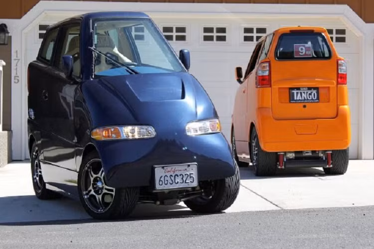Ngoài ra, toàn bộ phần thân vỏ của xe còn được làm từ sợi carbon bền, nhẹ. Đáng tiếc là chỉ có một vài chiếc Tango T600 được xuất xưởng và có giá lên đến 300.000 USD (khoảng hơn 700 triệu đồng) theo tỷ giá hiện tại. Một trong số ít những người hiện đang sở hữu chiếc xe này chính là nam tài tử George Clooney.