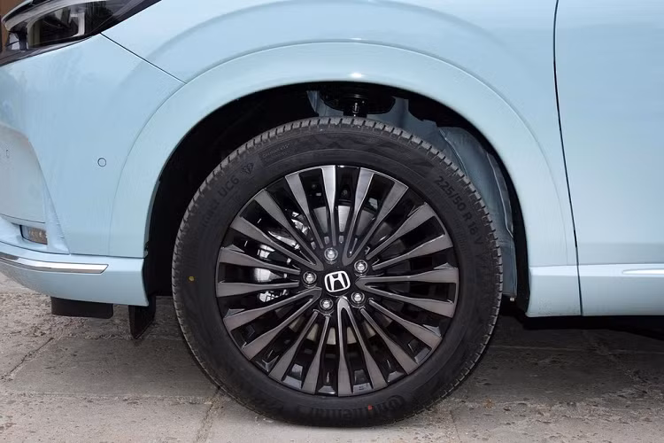 Không chỉ kích thước mà ngay cả thiết kế ngoại thất của Honda e:NP1 Extreme 1 cũng gợi liên tưởng đến HR-V 2022. Trên đầu xe, mẫu SUV thuần điện này đi kèm đèn pha LED thanh mảnh, tích hợp dải đèn LED định vị ban ngày, hốc gió trung tâm màu đen và đèn sương mù nằm ngang. Tuy nhiên, xe không có lưới tản nhiệt mà đi kèm cổng sạc bên dưới logo Honda ở giữa đầu xe.