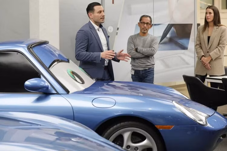 Porsche lưu ý rằng chiếc Sally Carrera mới không phải là bản sao của nhân vật hoạt hình. Nó sẽ được lấy cảm hứng từ chiếc coupe thể thao màu xanh trong phim và sẽ được chế tạo dựa trên Porsche 911 thế hệ 992. 