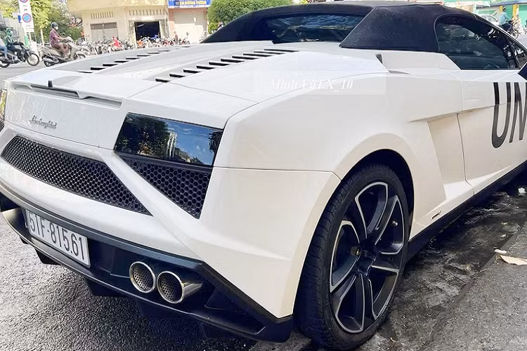 Mở cửa nhìn ngắm nội thất chiếc xe Lamborghini Gallardo LP560-4 Spyder 50th Anniversary này có thể thấy độ mới tinh dù đã được nhập về Việt Nam hơn 6 năm, lý do thì chúng tôi cũng đã nêu trên. Thay đổi bên trong khoang lái chính là việc độ thêm khay đựng bình nước và hộp đựng tàn xì gà, 2 món bảo bối không thể thiếu trong nội thất các siêu xe, xe thể thao được ông Vũ hay cầm lái.