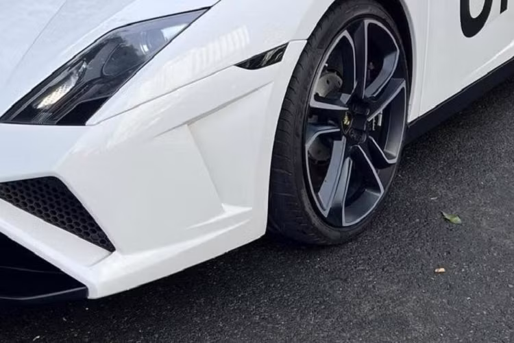 Điều này đã làm cho số đồng hồ công tơ mét của siêu xe mui trần Lamborghini Gallardo LP560-4 Spyder 50th Anniversary vượt qua cột mốc 100 km nhưng cũng khiến giới mê xe vui mừng vì được nhìn thấy hàng độc tắm nắng trên đường phố cùng nhà sưu tập xe lớn nhất Việt Nam.
