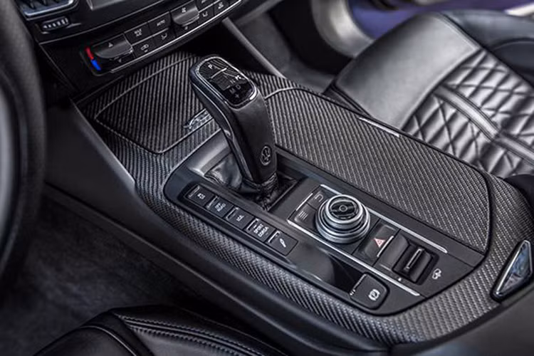 Ngoài ra, xe cũng được tích hợp sẵn hệ thống giải trí hiện đại Maserati Touch Control Plus, âm thanh vòm Bowers &amp; Wilkins 17 loa, cửa sổ trời toàn cảnh, logo "One of 100" riêng biệt,... Tiếp đến là ghế ngồi được thiết kế ôm người theo phong cách xe đua.