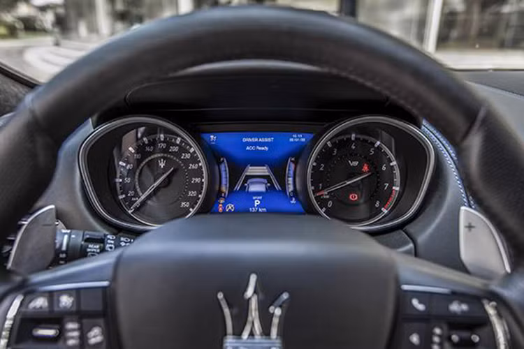 Bên trong khoang cabin, siêu phẩm Maserati Levante Trofeo Launch Edition này được trang bị tuỳ chọn da tự nhiên Pieno Fiore cao cấp màu đen kèm chỉ khâu tương phản. Là một chiếc xe thể thao, Levante Trofeo Launch Edition cũng không thiếu đi các tấm ốp bằng sợi carbon bên trong khoang nội thất.