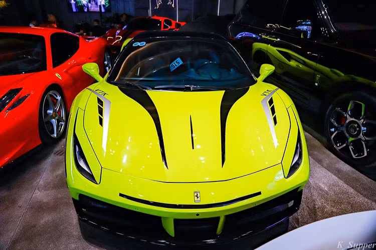Được biết, chiếc Ferrari 488 GTB này đã từng qua tay hai đời chủ, trong đó có đại gia Nguyễn Quốc Cường và một dân chơi xe quê ở Tiền Giang. Việc chiếc Ferrari 488 GTB của Cường Đô la này bất ngờ xuất hiện tại Đắk Lắk cho thấy rằng siêu phẩm này dường như đã chia tay chủ nhân ở Tiền Giang để về định cư ở Tây Nguyên.