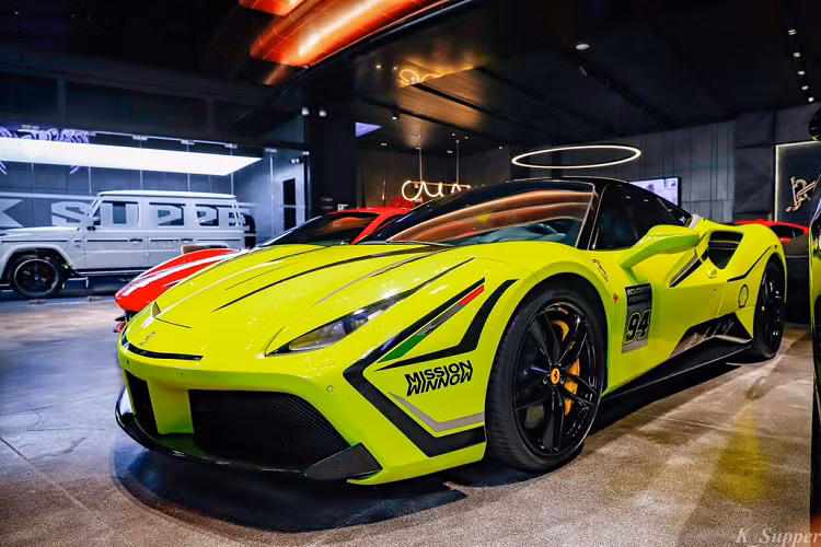 Nguyên bản, chiếc Ferrari 488 GTB này có màu sơn ngoại thất trắng Bianco Avus. Sau khi chia tay đại gia Cường Đô la, xe nhanh chóng được đổi sang ngoại thất màu bạc và độ mâm HRE. Tuy nhiên, trong clip được đăng tải trên Tik Tok gần đây chiếc xe đã có một diện mạo hoàn toàn mới.