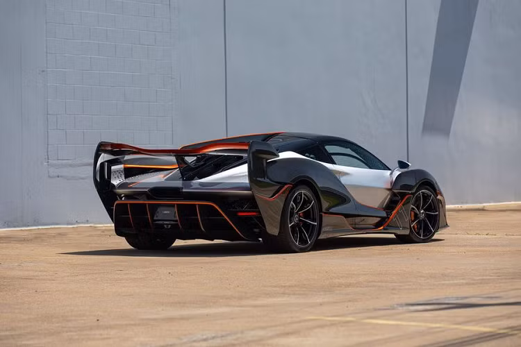 Tại thời điểm ra mắt, mức giá xe McLaren Sabre là 3,4 triệu USD (khoảng 78 tỷ đồng). Tuy nhiên, theo khảo sát của Mecum Monterey, chiếc xe này nhiều khả năng sẽ được bán lại với mức giá rất cao, lên tới 4,5-5 triệu USD (103-115 tỷ đồng).
