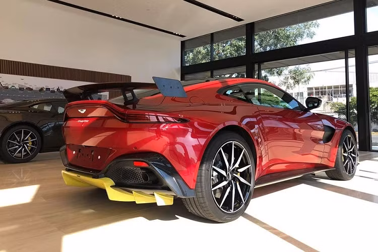 Minh Nhựa tậu Aston Martin V8 Vantage vào tháng 4/2021 và sau 9 tháng sở hữu đã thanh lý lại xe. Đáng chú ý, anh chỉ mang xe đi chơi xa nhất là Phan Thiết của tỉnh Bình Thuận và phần lớn thời gian xe được để ở garage xe tại quận 6, Tp.HCM cùng với siêu phẩm thần gió.