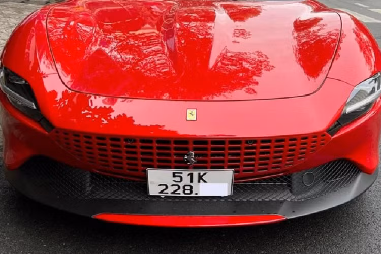Được biết, chiếc siêu xe Ferrari Roma của Đặng Lê Nguyên Vũ điều khiển vào sáng nay là xe thứ 2 về nước và được nhập khẩu không chính hãng. Khá thú vị là tròn 1 năm về nước cũng như rao bán mãi chẳng thấy người mua, chiếc siêu xe Ferrari Roma mang màu đỏ Rosso Corsa này đã chính thức tìm thấy chủ nhân.