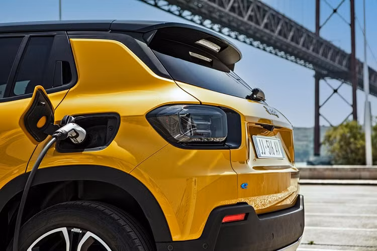 Ở sườn xe, Jeep Avenger 2023 sở hữu nẹp hốc bánh, nẹp thân xe, các cột, ốp gương ngoại thất và nóc màu đen. Tay nắm cửa phía sau sẽ được đặt trên cột C. Phía dưới là bộ vành hợp kim 5 chấu kép, sơn 2 màu nổi bật. Đằng sau Jeep Avenger 2023 xuất hiện đèn hậu khá nhỏ và không nối liền với nhau, cản sau màu đen, tích hợp tấm ốp gầm giả màu bạc giống cản trước và cánh gió mui.